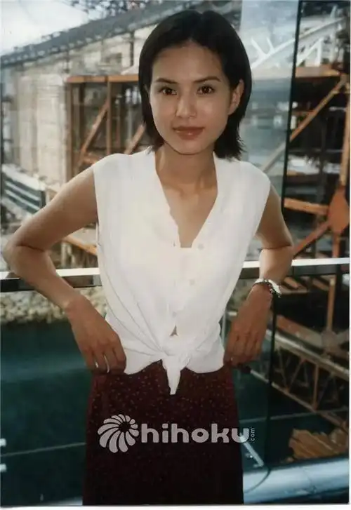 李若彤幼年家境贫寒,小时候做手艺笔补贴家用上学期间总考第一名,任