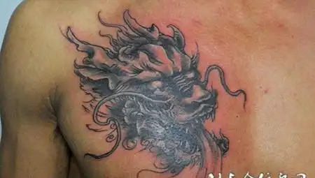 胸前的龙头纹身