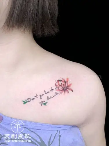 锁骨彼岸花纹身英文字母纹身