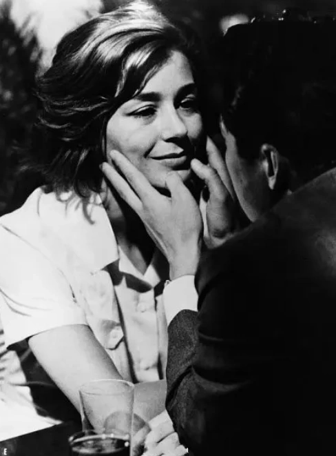 广岛之恋用浪漫爱情折射战争的可怕