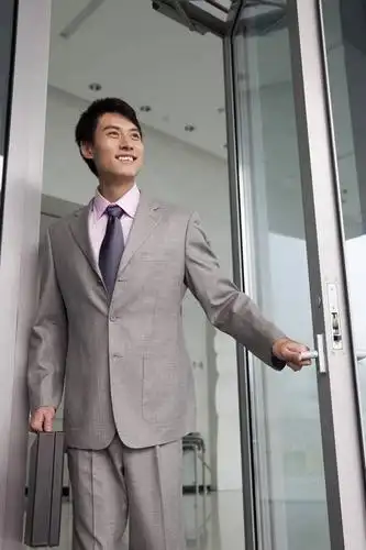 东方人,一个人,商务人士,商务男性,微笑,竖图,彩色,室外,白天,衬衫