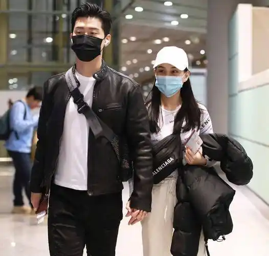 窦骁携女友甜蜜现身,何超莲卫衣半身皮裤宽松却又时髦