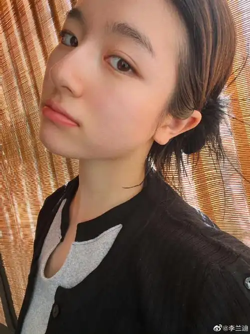 好自在 好放松的感觉,真实可爱#李兰迪晒素颜随拍照