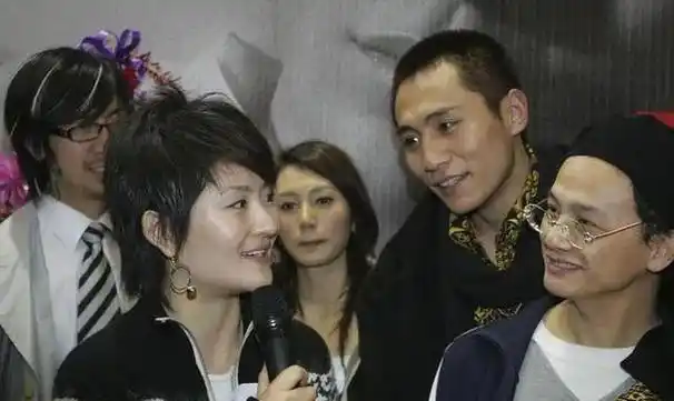 演员刘烨,在饭桌上对老婆一见钟情,结婚12年零绯闻