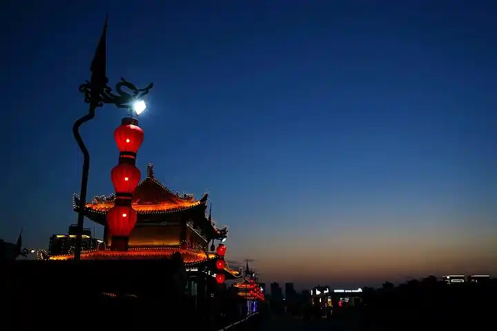 选择在傍晚登城墙,既能看到白天的景象,也能看到在城墙上俯瞰西安夜景