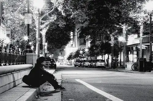 黑白色的流年里 渐行渐远的背影