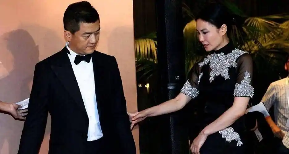 李亚鹏首谈和王菲的关系,吃路边摊很沧桑,暴瘦惹人担忧_生活_哈金