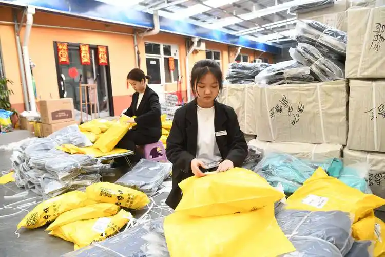 3月30日,电商从业人员打包发往各地的快递包裹.返回搜狐,查看更多