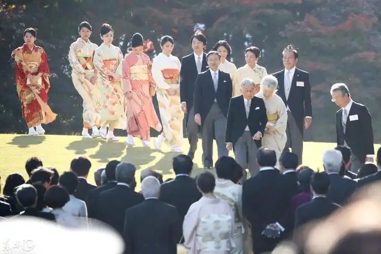 日本皇室豪华阵容亮相东京帝国花园天皇夫妇行动感动无数日本人