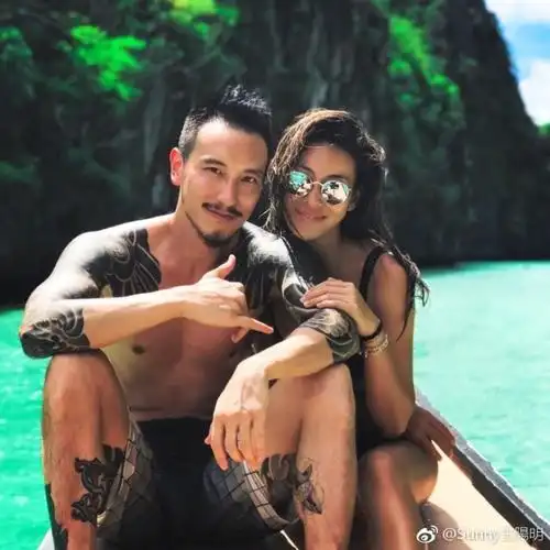 台湾第一帅王阳明携妻度假 亲亲抱抱举高高