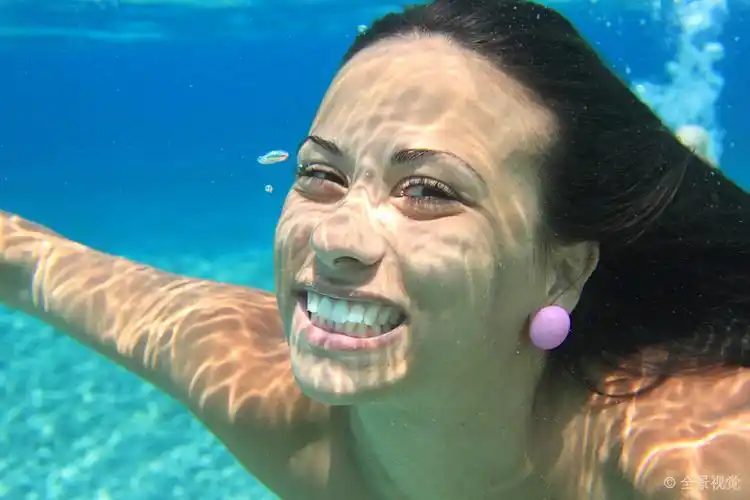 女人_游泳_水下_海中_美女_假日_高清图片_全景视觉