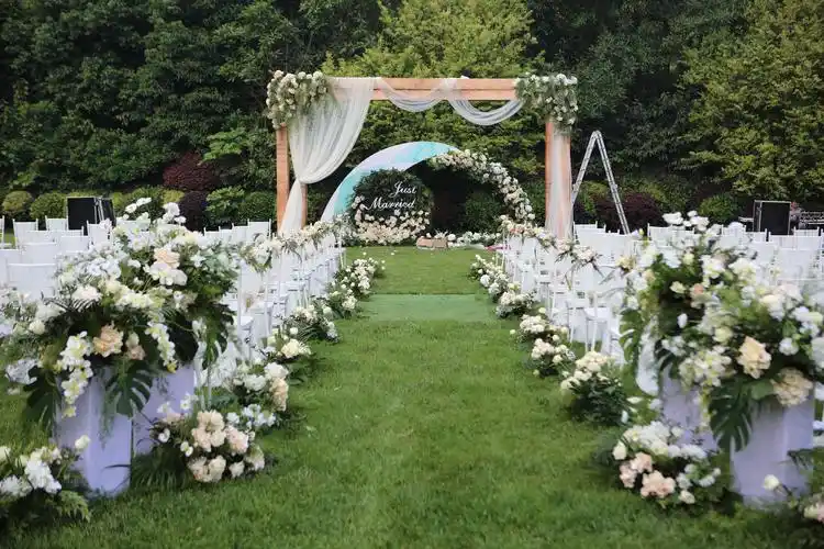 今天小编就和大家分享婚礼现场花艺布置,巧妙的装点你的浪漫婚礼.