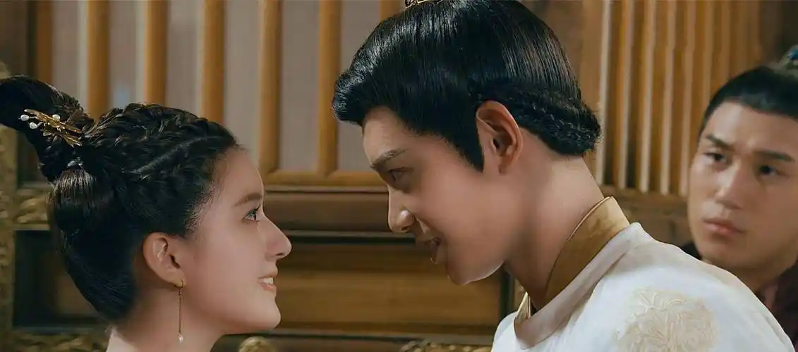 《陈芊芊》赵露思丁禹兮戏外互动比心,小丁帽子的颜色太有爱了_韩烁