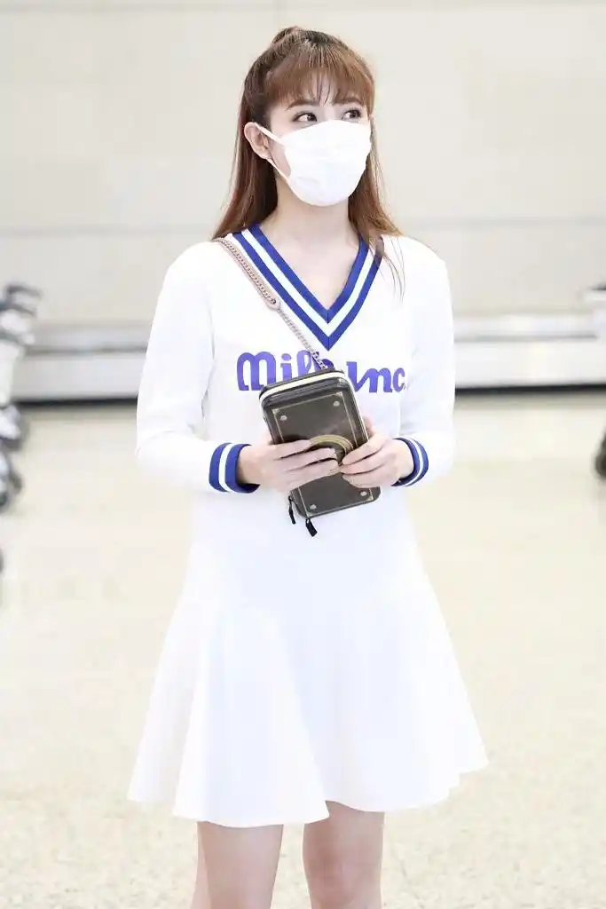 李艺彤穿制服短裙清纯可人 深夜乖巧赶路似邻家姐姐