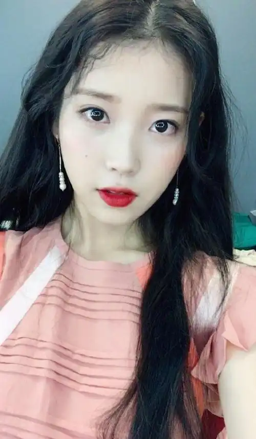 羊毛卷的刘海有着一种自带减龄的感觉,这款发型也会给整体形象增添不