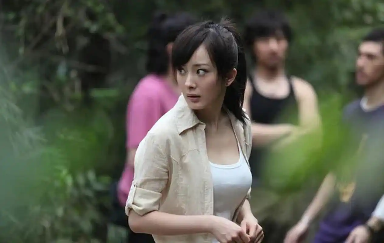 拍了一部电影叫【孤岛惊魂】当时青春靓丽的杨幂身穿比基尼出镜真的是