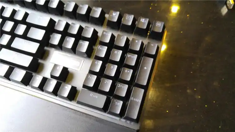 动感背光 细腻手感——雷柏v720机械键盘体验