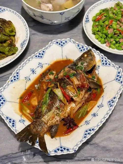 香辣红烧鱼,虎皮青椒,萝卜排骨汤,青椒毛豆都是吃不腻的家常菜