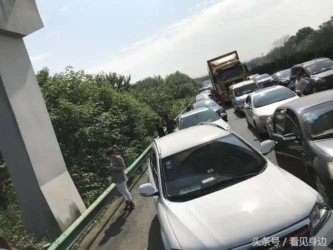 高速路上堵成这样应急车道也被占尿急比应急来得更猛烈