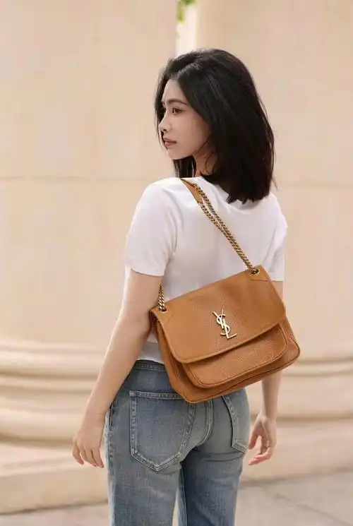 许佳琪时尚出击:白色体恤邂逅浅蓝牛仔裤,清新又养眼!