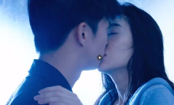 薛之谦为李小璐洗头,下一刻就激情亲吻,李小璐手上动作暴露人品