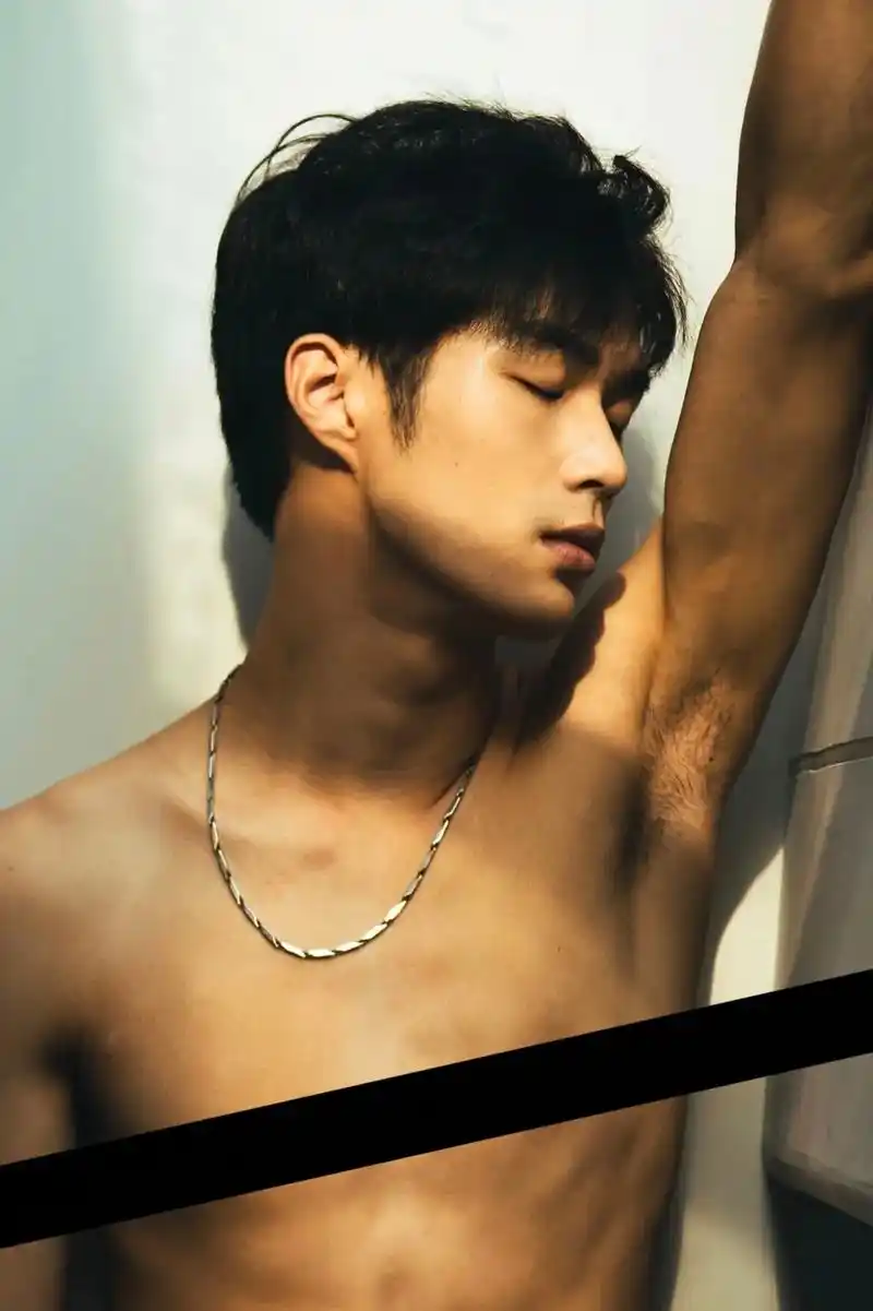 感受下海暮老师的侧颜杀.#男生写真 #氛围感 #禁欲系 #腹 - 抖音