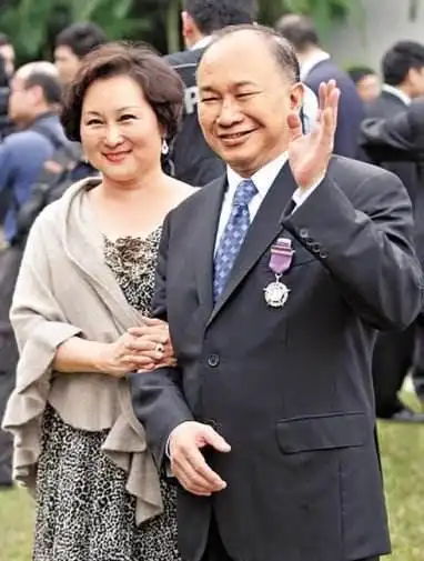 动身前往美国接受脑瘤手术,可见吴宇森是多么爱老婆