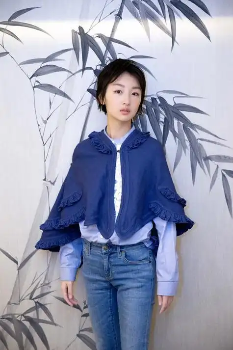 留着短发的周冬雨,虽然在时尚这块得到了很多人的赞美,也得到了很多