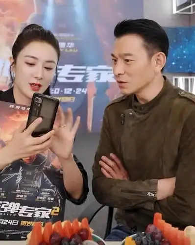 刘德华走进薇娅直播间网络瞬间被卡爆亲切互动游戏没有架子