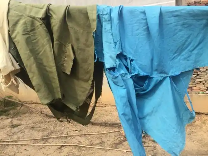 今天你还能见到有人穿这样破烂的衣服吗?