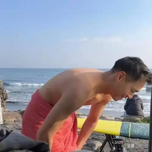 杨佑宁发布最新照片,身材保持完美,果真长的帅的人都喜欢去海边_电影