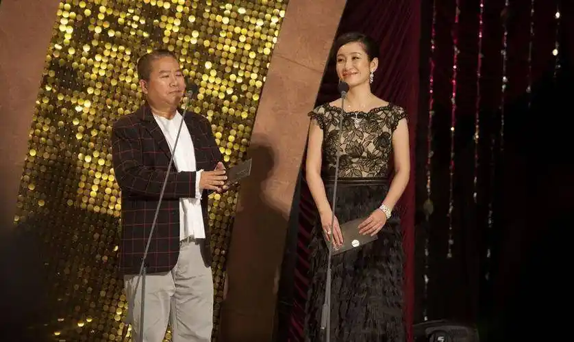 和章子怡是同班同学,靠演动作片夺影后,如今火遍整个娱乐圈_秦海璐