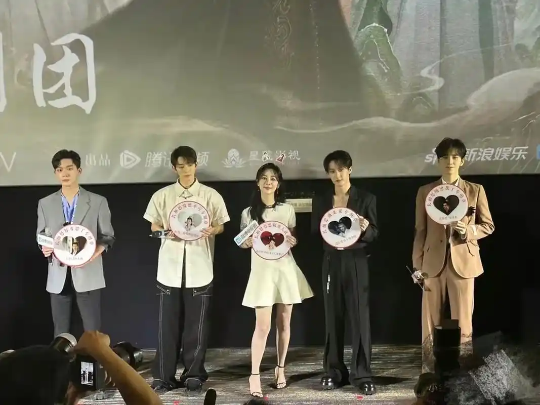 《长相思》见面会上,檀健次的身高是硬伤,剧中相柳是真的帅,邓为的头