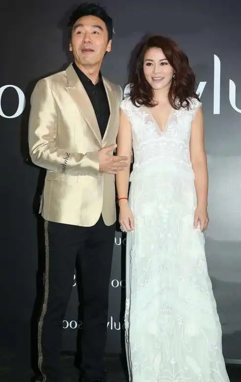 钟镇涛老婆用脸撑起衣服,穿白色刺绣裙清新脱俗,气质太高级