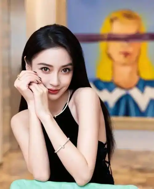 杨颖,出生于上海,还是一位留学生.