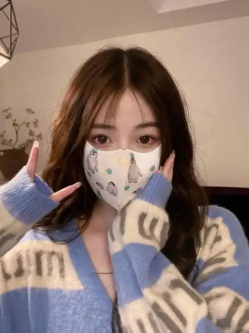 现在女生戴口罩已经远远不是单纯防护作用,早已成为装饰及时尚的一
