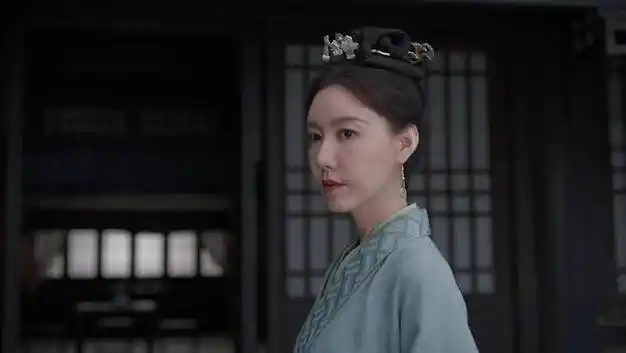 当41岁高露对比35岁王晓晨,我才知道骨相美和皮相美的区别