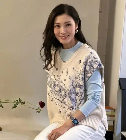 54岁李嘉欣晒照庆贺妇女节米色毛衣显素雅笑容甜美气质佳
