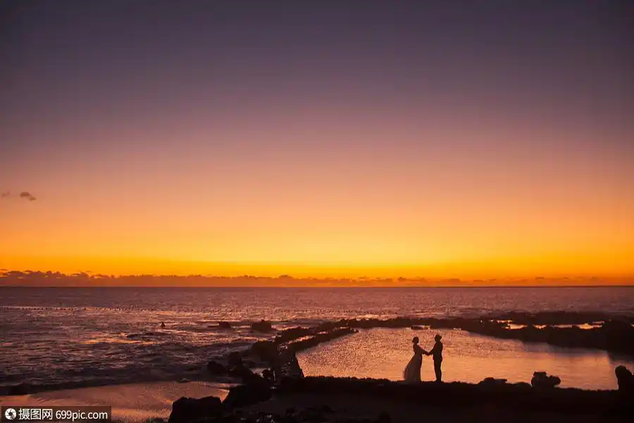 夕阳晚霞下的情侣
