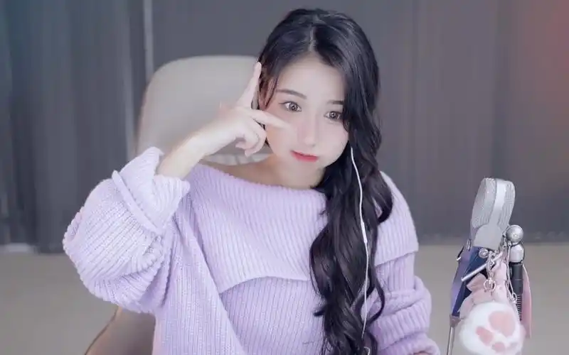 2021-12-06 20-04-17 小深深儿:直播啦_哔哩哔哩_bilibili