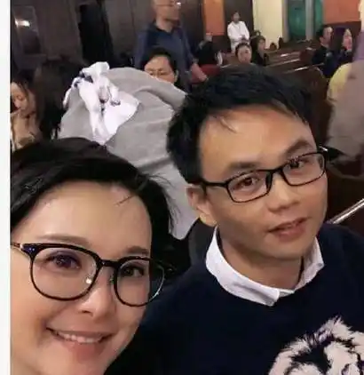 原创48岁袁立与三婚老公同框,素颜发福变化大,男方胡子拉碴暖心陪伴