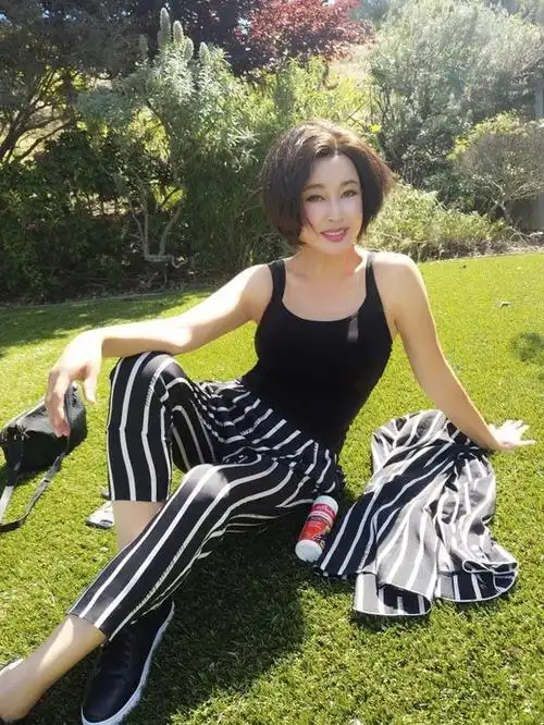 看了71岁刘晓庆的打扮,我发现:穿衣时髦,头发烫卷,优雅又减龄|发型