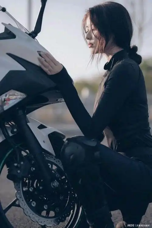 机车穿搭的小姐姐英姿飒爽时尚冷酷