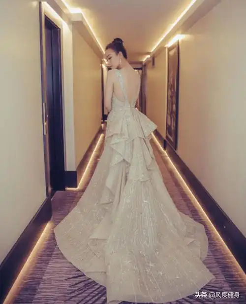 而"香肩,美背,天鹅颈"展现出来的气质,却会让一个女人越活越美,越活越