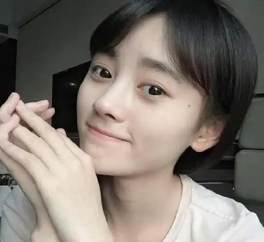 鞠婧祎旧照曝光看到无美颜滤镜的生图整没整容一目了然