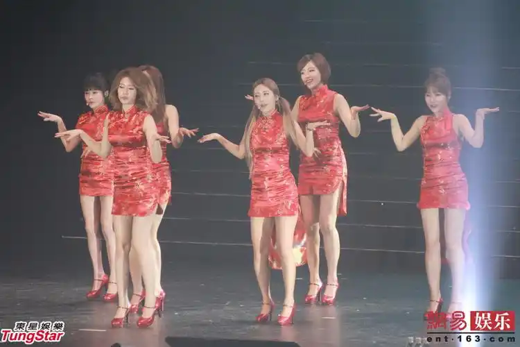 韩国女团穿超短旗袍开唱上下失守底裤频现