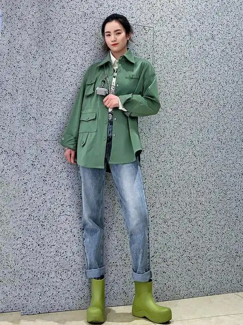 青灰绿色春日色彩