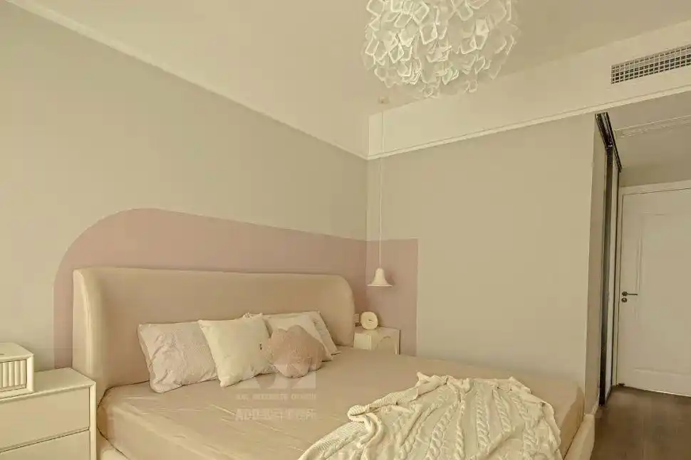 上海88平温柔奶油色简约三室案例效果图