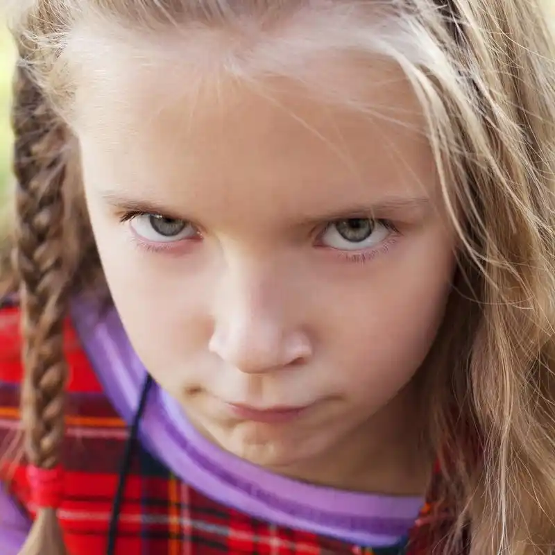 感情,可爱情感皱眉小女孩的户外特写镜头