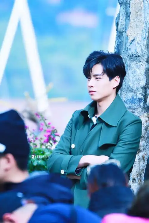 胡一天穿绿色大衣背后的蝴蝶结实力抢镜,网友:图六是忧郁王子